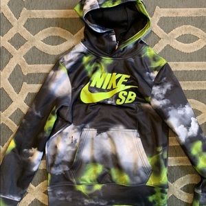 Nike hoodie boys size medium (10/12)
